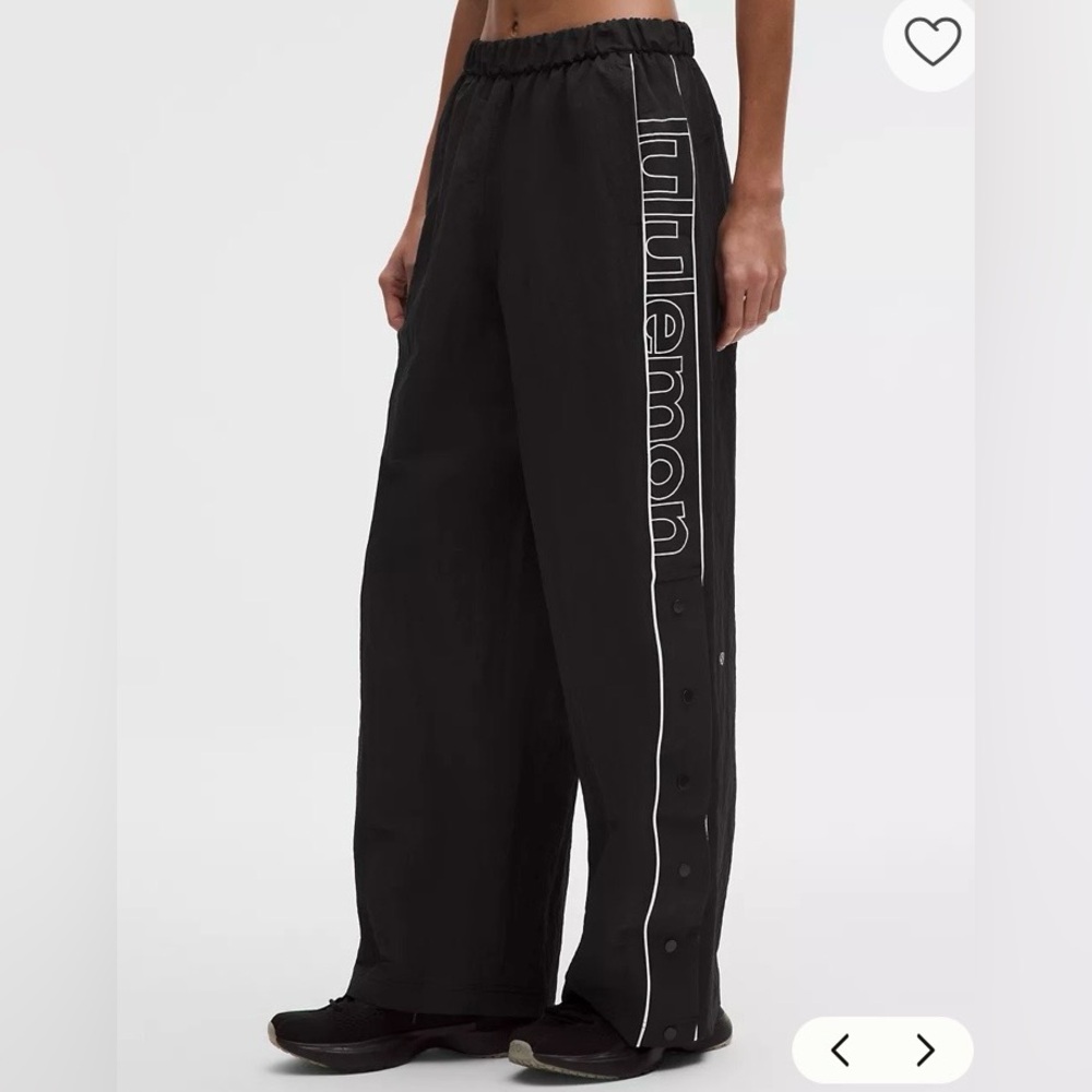 lululemon Crinkle Nylon Mid-Rise Track Pant
Wordmark. Size M